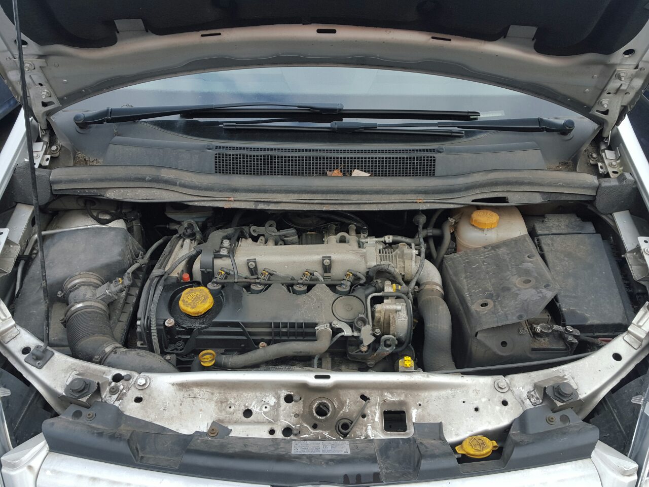Opel zafira b двигатель. Открытый капот Опель Зафира а 1,6. Открытый капот Опель Зафира б. Опель Зафира под капотом. Капот Opel Zafira c.