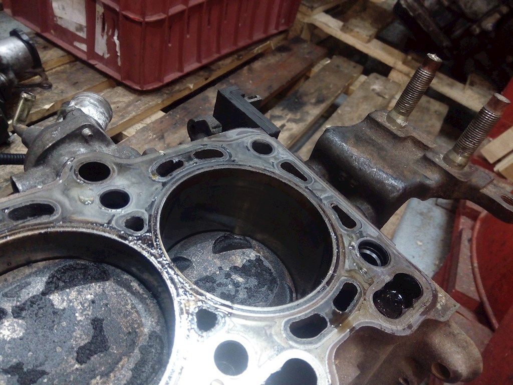 

Блок двигателя (картер) Mazda MPV 2, MPV 2