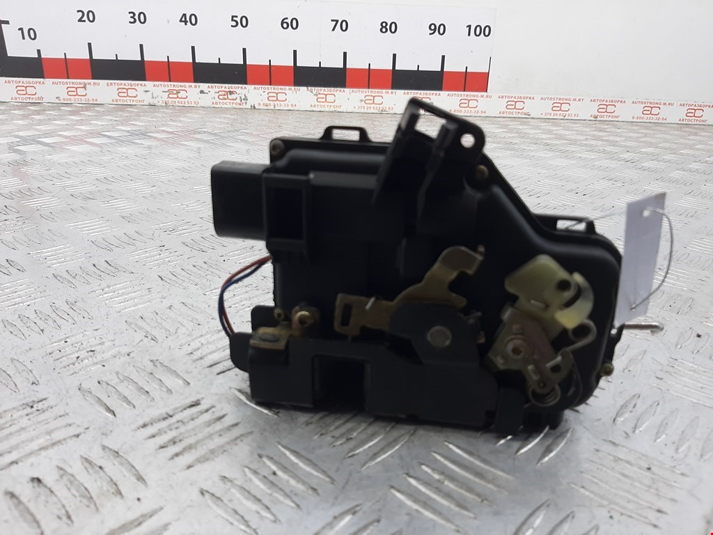 

Замок двери передней правой Audi A6 C5, A6 C5