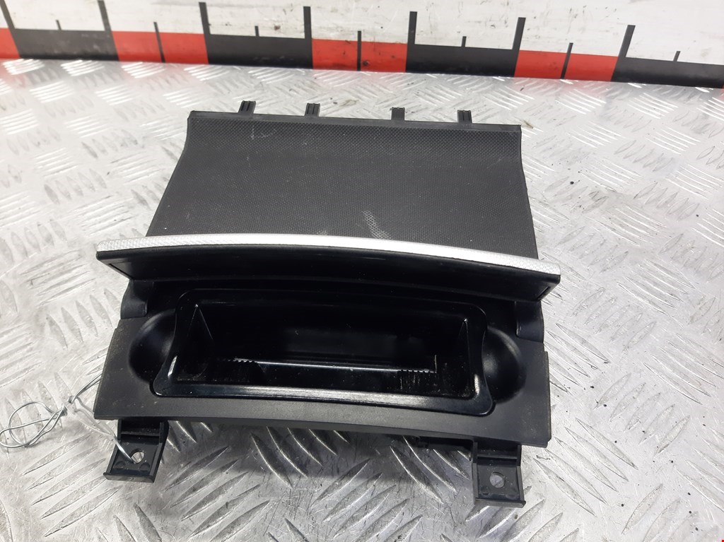 

Пепельница передняя Audi A3 8P, A3 8P