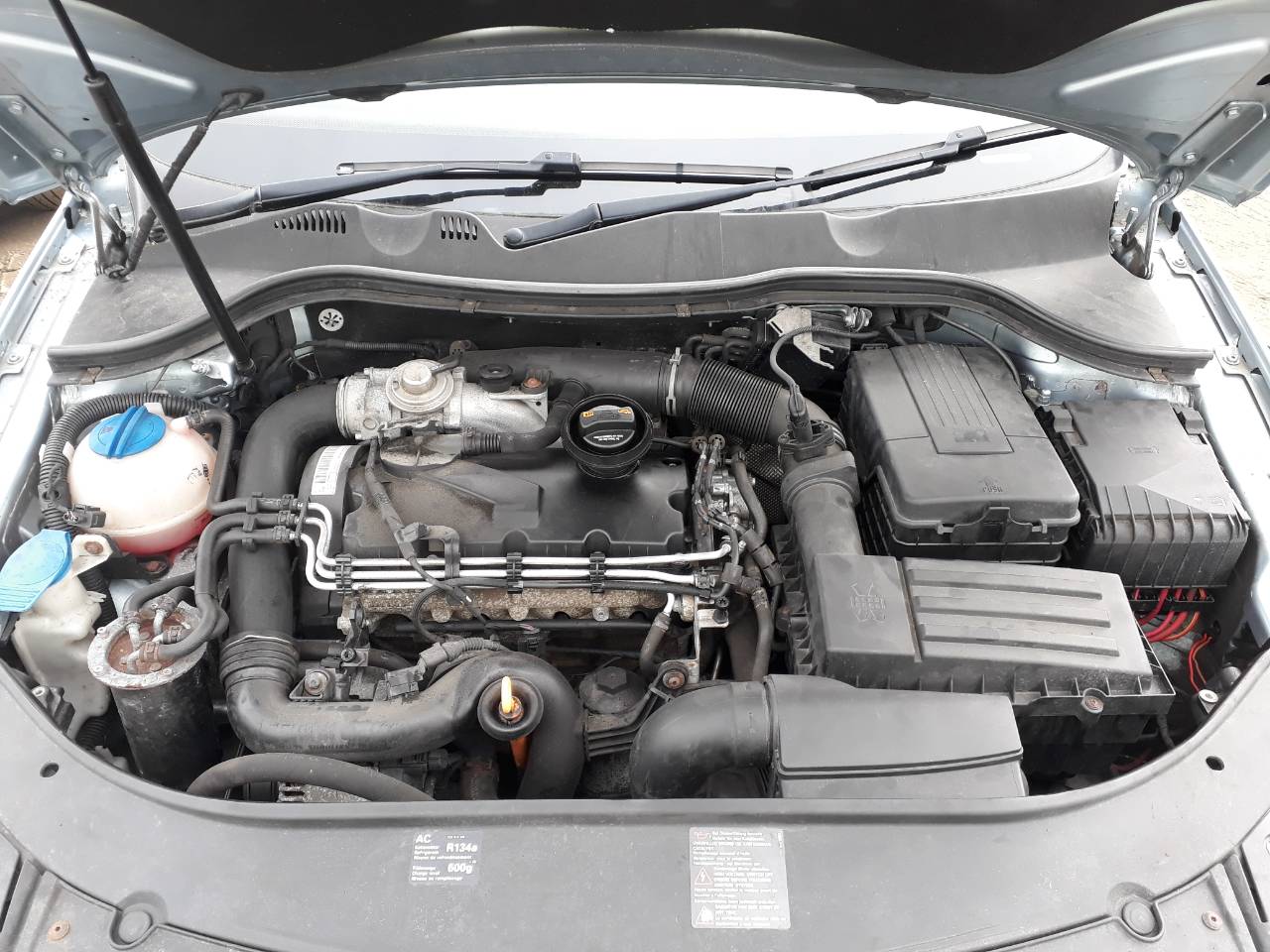 Volkswagen 1.9 двигатель. Passat b6 1.9 TDI. Двигатель Фольксваген Пассат б6. Двигатель Volkswagen Passat b6 дизель 2.0. Фольксваген Пассат б6 под капотом.