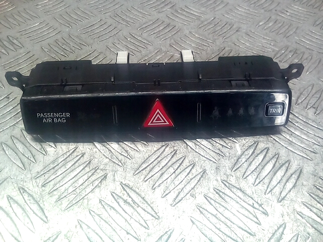 

Кнопка аварийки Hyundai i20, i20