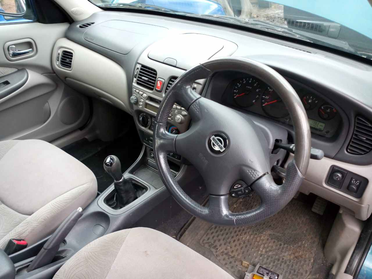 Nissan Almera n16 2006 салон