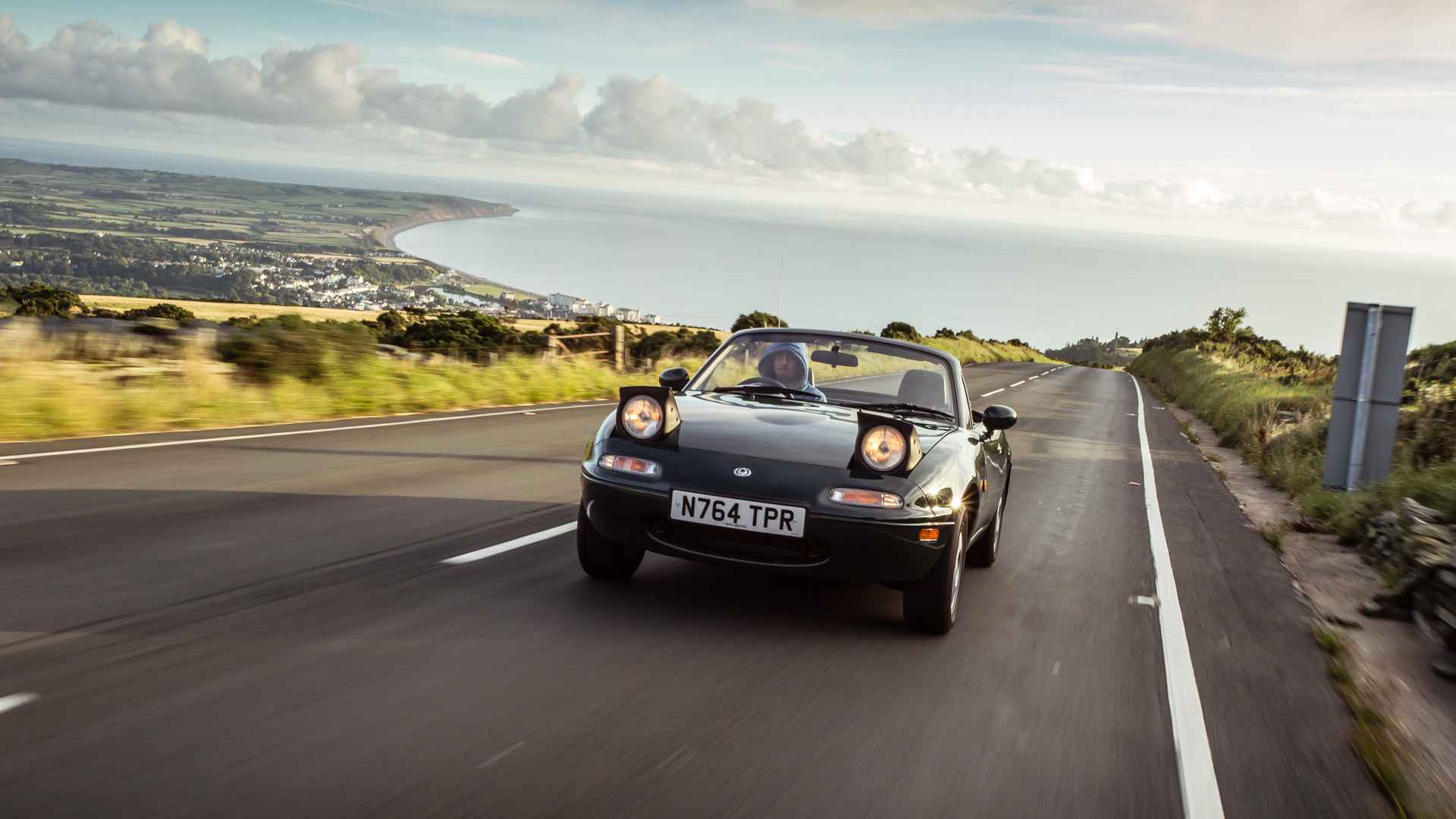 Две Mazda MX-5 и самая опасная и красивая дорога на земле — трасса Isle of  Man TT