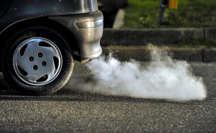 Белый дым из автомобильного глушителя: как устранить проблему?