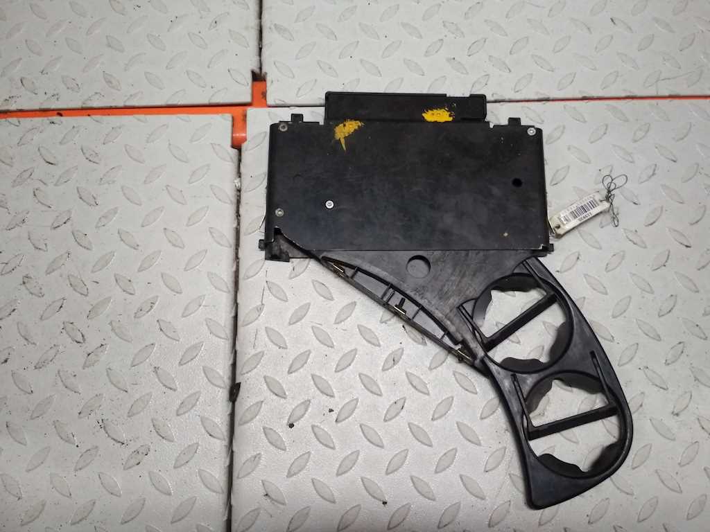 замена заднего подстаканника - Volkswagen Passat B6, 1,8 л, 2008 года аксессуары