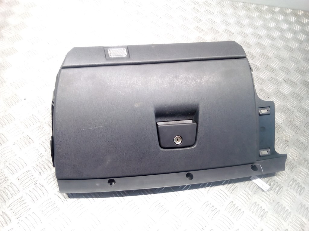 

Бардачок (вещевой ящик) Volvo V50, V50