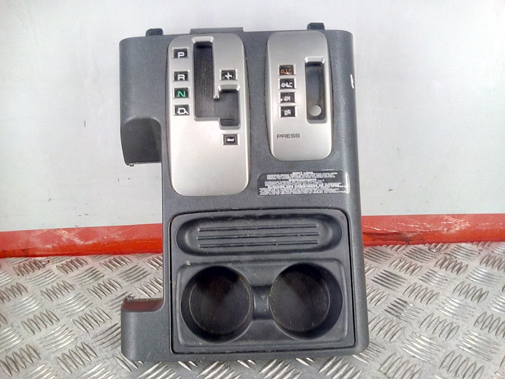 

Консоль салона (кулисная часть) Mitsubishi Pajero 3, Pajero 3