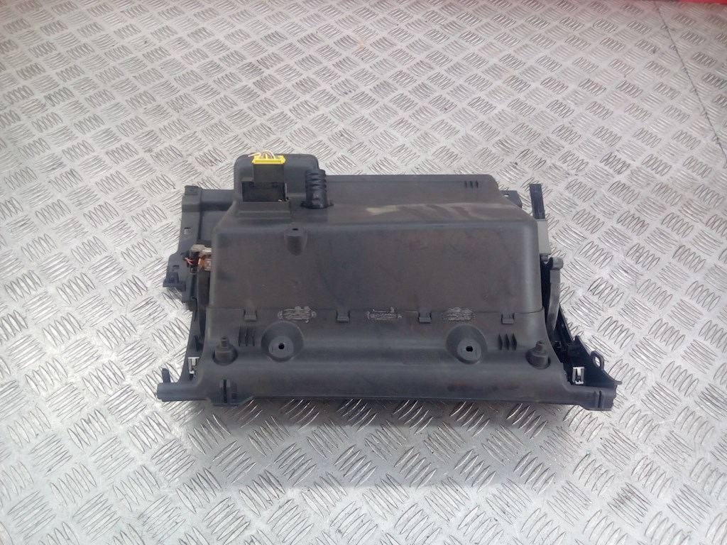 

Бардачок (вещевой ящик) Volkswagen Touran, Touran