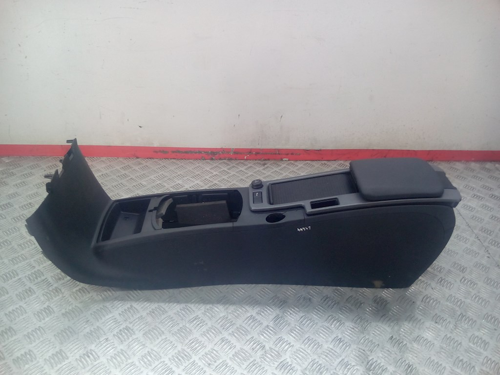 

Консоль салона (кулисная часть) Volvo C30, C30