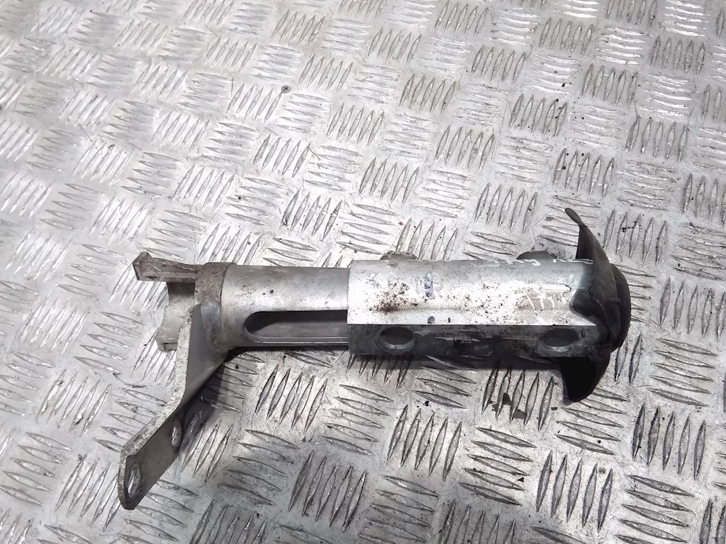 

Кронштейн (крепление) заднего бампера левый Audi 80 B4, 80 B4