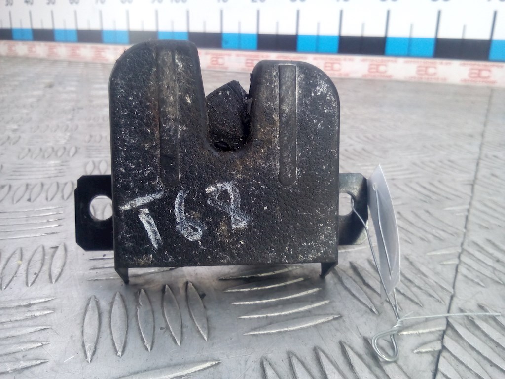 

Замок крышки (двери) багажника Volkswagen Golf 4, Golf 4