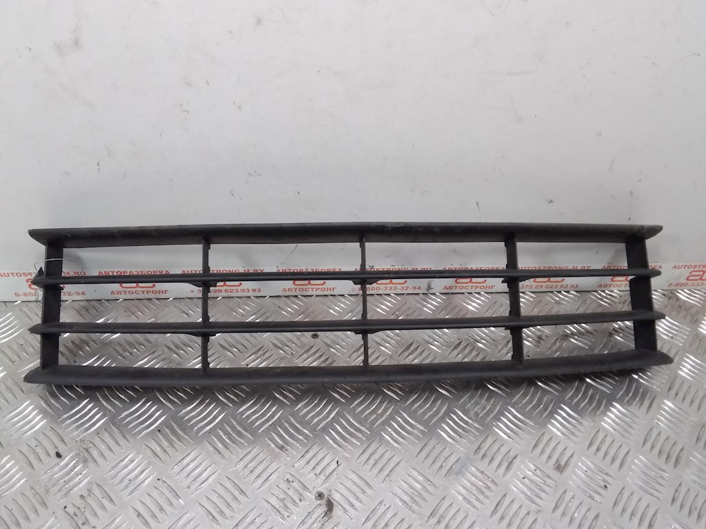 

Решетка (заглушка) в бампер центральная Skoda Octavia 1Z, Octavia 1Z