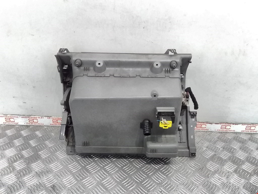 

Бардачок (вещевой ящик) Volkswagen Touran, Touran