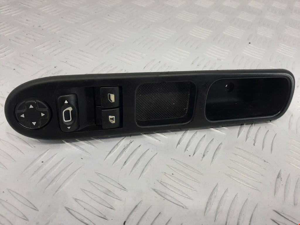 

Кнопка стеклоподъемника Peugeot 207, 207