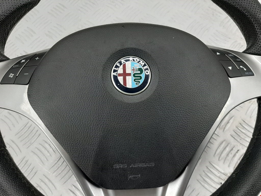 Альфа ромео руль. Руль Alfa Romeo. Alfa Romeo Giulietta руль. Альфа Ромео руль старый.