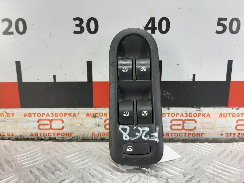 

Блок управления стеклоподъемниками Renault Megane 2, Megane 2