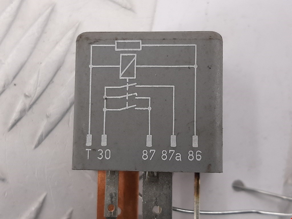 Реле бензонасоса. Реле топливного насоса Ауди а4. Реле бензонасоса a4 2000 Ana. Реле топливного насоса Ауди а4 б5. Реле топливного насоса Audi a6 2008 3,2.