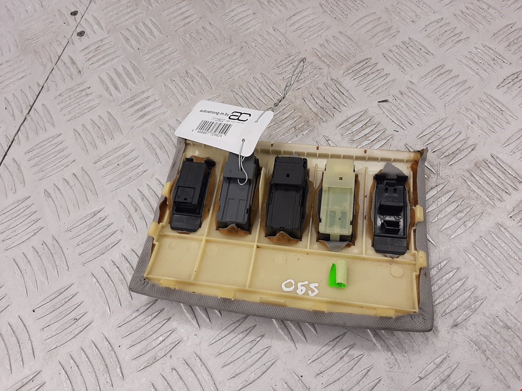 

Кнопка поднятия крыши BMW 5 Series (E60), 5 Series (E60)