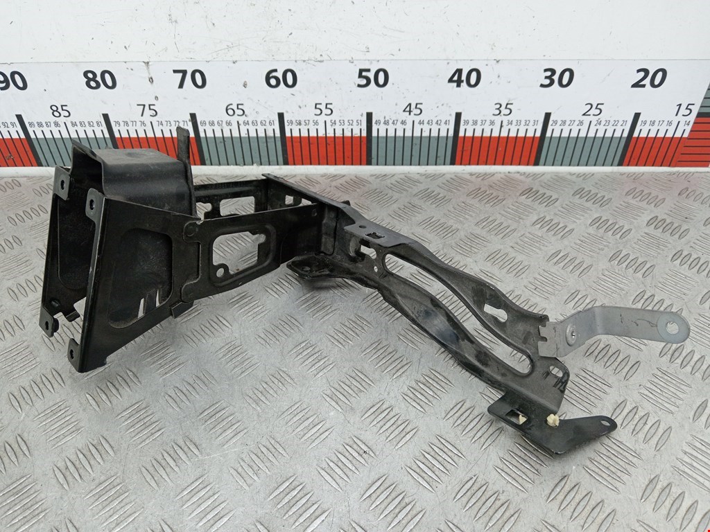 Кронштейн фары правый BMW 3er F30/F31/F80 2011-2019