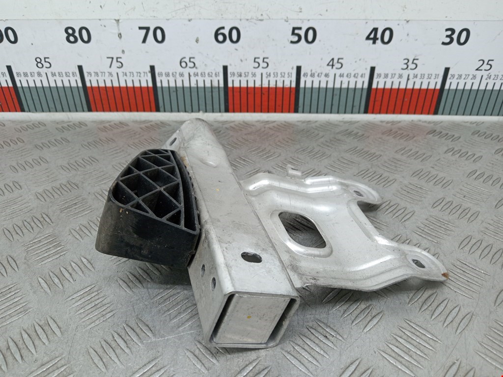 Кронштейн переднего бампера правый BMW 3er F30/F31/F80 2011-2019