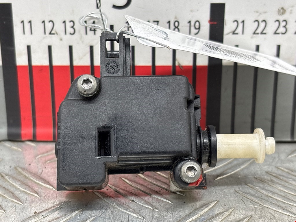 Активатор замка багажника VOLKSWAGEN Touareg 2002-2010